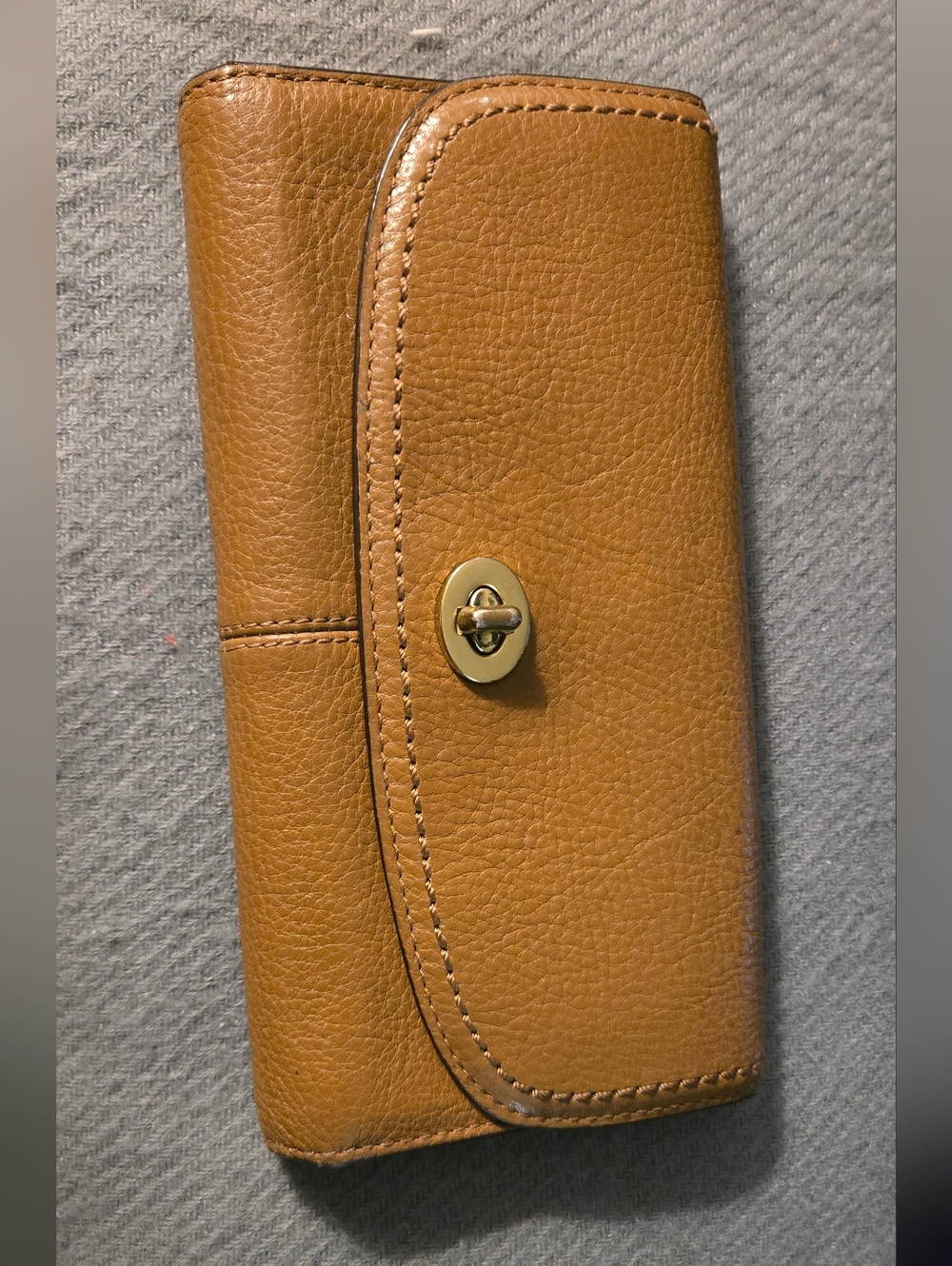 EUC Coach Leather Turn-Lock In Carmel Colour